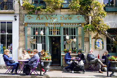 small Parisian restaurant with teal exterior