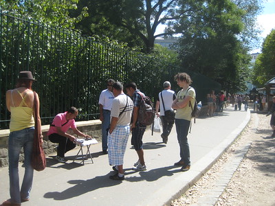 scammer tricking tourists in Paris