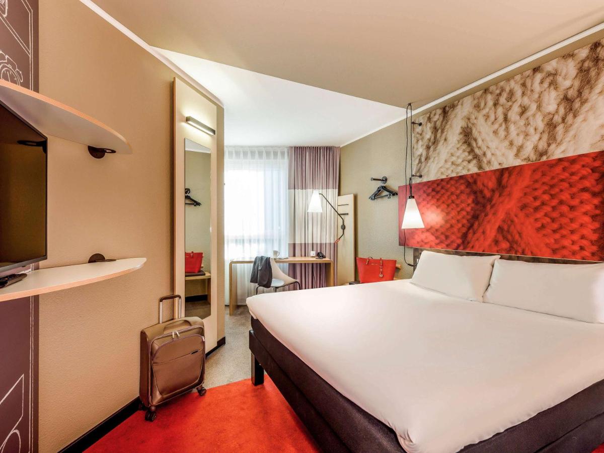 red and beige hotel room at ibis Munchen City, one of the best budget hotels in Munich